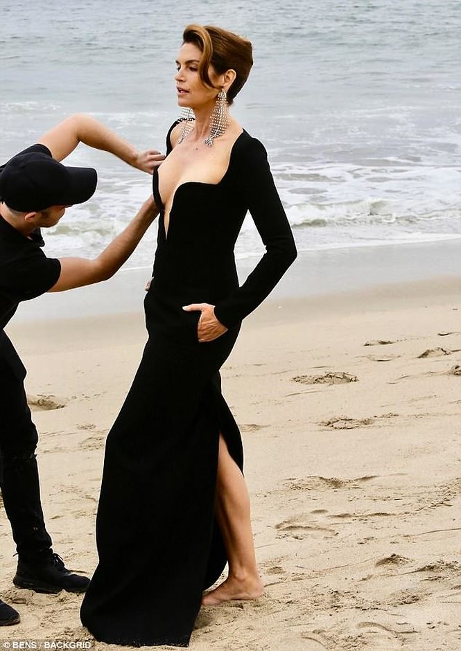 Siêu mẫu Cindy Crawford lộ ngực gợi cảm trong buổi chụp hình